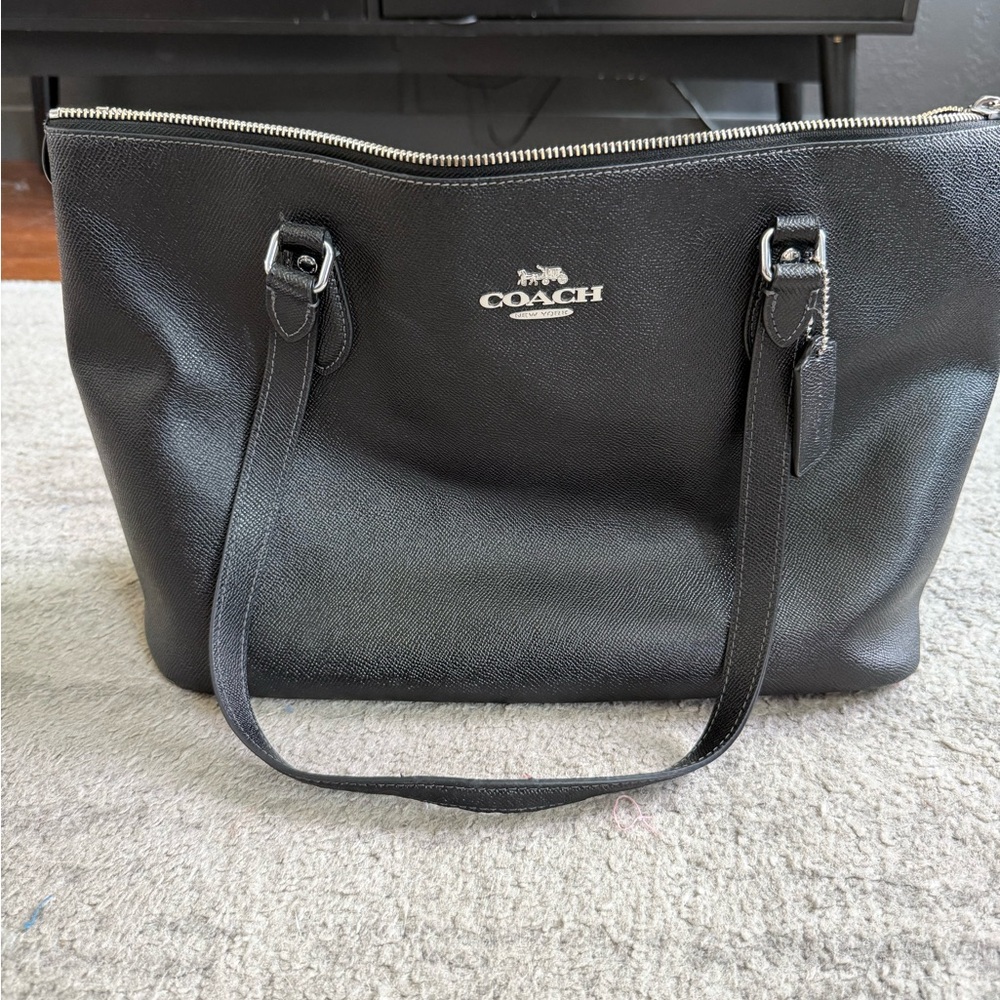 COACH Gallery Black Tote Bag - Sleek Everyday Carry